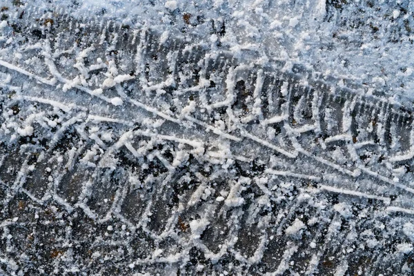 Ίχνη Από Λάστιχα Αυτοκινήτου Ίχνη Πέλματος Στο Χιόνι Άσφαλτο Καλυμμένο — Φωτογραφία Αρχείου