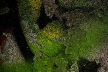 Eski beton duvarın dokusu boya ile kaplıdır. Çatlamış eski boya nın dokusu. Bir kask boyalı duvar bir arka plan görüntüsü. Beton duvardaki eski grafiti yakın mesafeden vurulmuş. Grafik kaynakları soyut dokulu arka plan.