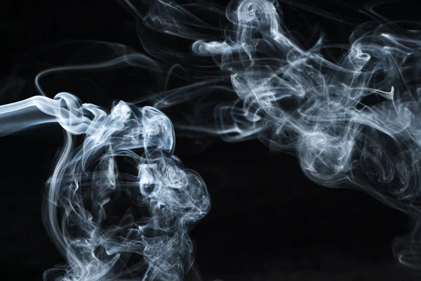 黑暗背景上一缕烟的背景图像 流动烟雾的质地 黑暗背景上的冰冻烟雾 图形资源暗背景 雾云的特克苏拉 烟雾卷曲在运动中冻结 — 图库照片