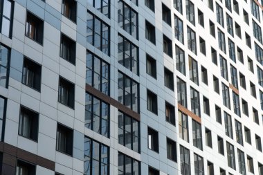 Binaların ve yapıların mimari öğelerinin arkaplan görüntüsü. Çok katlı ofis ve alışveriş merkezlerinin elementleri ve parçaları. İnşaatta yansıtıcı cam kullanımı.