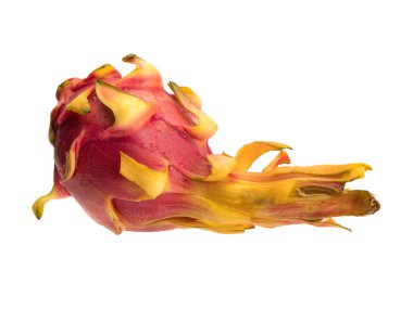 Beyaz arka planda izole bir nesne. Pitaya veya ejderha meyvesi birçok farklı kaktüs türünün meyvesidir. Meyve güzel ve sıra dışı bir oval. Kabuk pembe, kırmızı ve sarı..