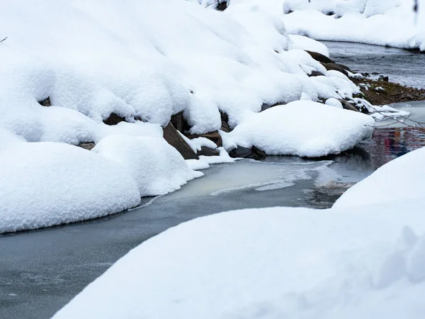 Pequeno Riacho Montanha Praias Nevadas Água Fria Ondulações Uma Superfície — Fotografia de Stock