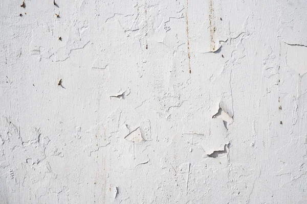 白墙的背景图片 白色的油漆破了 裂缝中的旧混凝土墙 漆墙的纹理 文字空间 细腻质感内部和外部的结构 — 图库照片