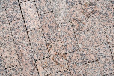 Asfalt kapağının arkaplan resmi. Döşeme mermer karolarının detaylı dokusu. Metin uzayı. Duvar kağıdı. Yaya yolu örtüsü. Dış görünüş için doku. Yaya yolu için mermer fayanslar. Üst görünüm.