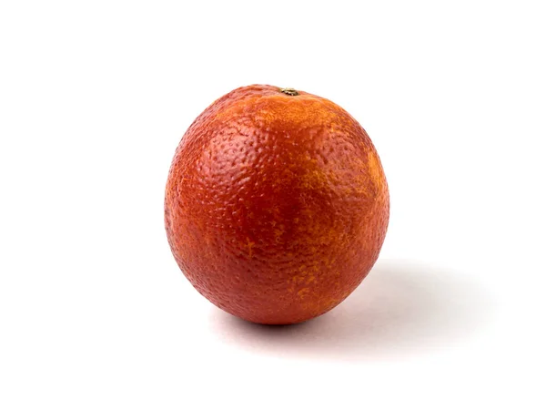 血橙是一种橙子 呈深红色 几乎是血色的肉 带有柔软阴影的橙色在白色背景上被隔离 详细照片 健康食品 成熟的新鲜水果 侧视图 — 图库照片