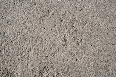 Beton levhanın detaylı dokusu. Betonda çatlaklar var. Eski beton kaldırım. Çatlaklarla kaplı güçlendirilmiş beton levha. Mesaj için yer var. Üst Manzara. Metin için arkaplan.