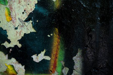 Eski beton duvarın dokusu boya ile kaplıdır. Çatlamış eski boya nın dokusu. Bir kask boyalı duvar bir arka plan görüntüsü. Beton duvardaki eski grafiti yakın mesafeden vurulmuş. Grafik kaynakları soyut dokulu arka plan.