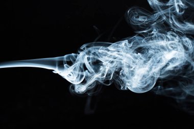 Karanlık bir arka plan üzerinde duman bir wisp arka plan görüntüsü. Akan dumanın dokusu. Karanlık bir arka plan üzerinde donmuş duman. Grafik kaynakları koyu fon. Beyaz sis bulutlarının texura'sı. Hareket halinde donmuş duman bukleleri.