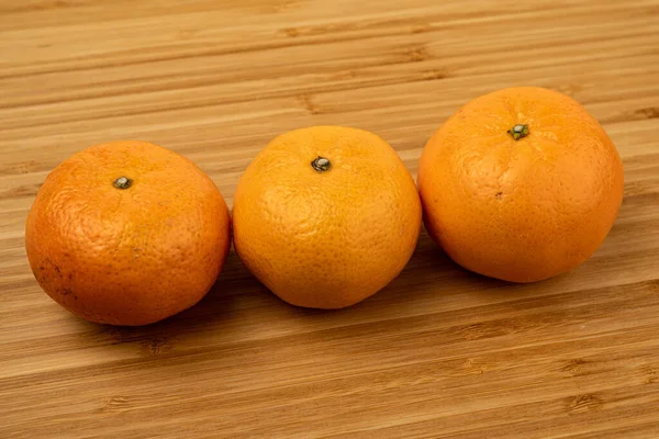在木制背景上的普通话 木制的木板 收获新鲜的橘子 成熟的水果 木质部柑橘类养殖 一片橘子味的维生素C 水果饮食 水果的背景形象 — 图库照片