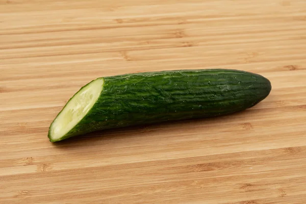 Gurke Auf Einem Hölzernen Hintergrund Holzplanke Ernten Sie Frische Gurken — Stockfoto