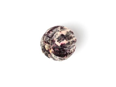 Kan portakalı, kıpkırmızı, neredeyse kan renginde bir çeşit portakaldır. Yumuşak gölgeli turuncu beyaz arka planda izole edilir. Ayrıntılı fotoğraf. Sağlıklı yiyecekler. Olgun taze meyve. Üst görünüm.