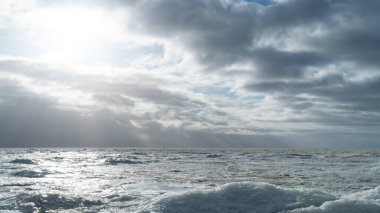 Bir buzulun üzerinde bulutlu bir gökyüzünün grafiksel kaynak arkaplan resmi. Kış mevsiminde buzla kaplı deniz. Parlak güneş ışığı bulutların arasından doğuyor. Donmuş bir rezervuarın çöl manzarası.