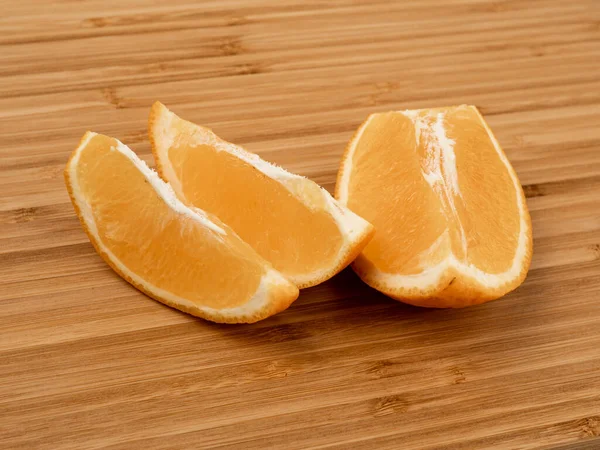 橙色的木制背景 木制的木板 收获新鲜的橙子 成熟的水果 木质部橙皮 一片橙子 剥皮橙 维生素C 水果饮食 水果的背景形象 — 图库照片