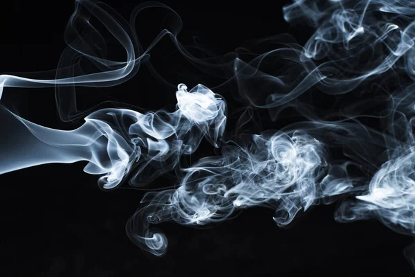黑暗背景上一缕烟的背景图像 流动烟雾的质地 黑暗背景上的冰冻烟雾 图形资源暗背景 雾云的特克苏拉 烟雾卷曲在运动中冻结 — 图库照片