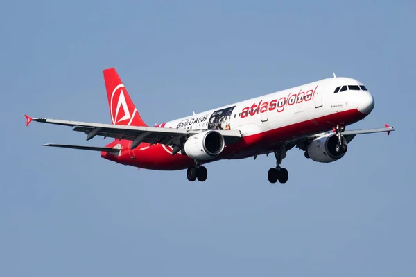 AtlasGlobal speciale sticker Airbus A321 TC-ATF passagiersvliegtuig aankomst en landing op Istanbul Ataturk Airport — Stockfoto