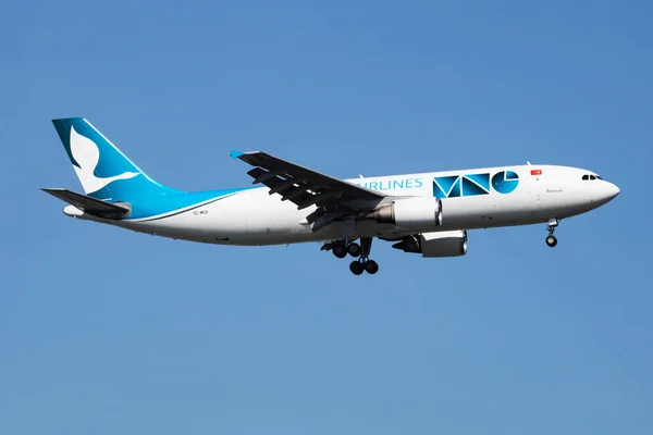 MNG Airlines Airbus A300 TC-MCD arrivée et atterrissage de l'avion cargo à l'aéroport Ataturk d'Istanbul — Photo