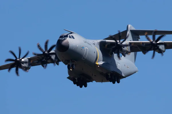 German Air Force Luftwaffe Airbus Military A400M Atlas 54+19 military transport plane arrival and landing for Airpower19 Zeltweg Airshow — Stock Photo, Image