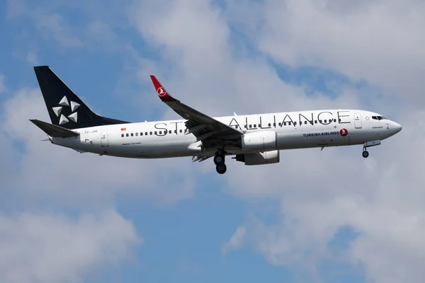 Star Alliance Turkish Airlines Boeing 737-800 Tc-Jhe passagiersvliegtuig landt op Istanbul Ataturk Airport — Stockfoto