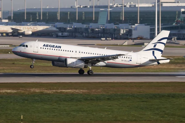 Ege Havayolları Airbus A320 Sx-Dvj yolcu uçağı Münih Havalimanı 'na iniyor.