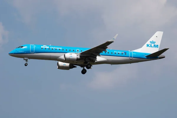 KLM Embraer 190 PH-EZV passenger plane landing at London Heathrow Airport — Stock Photo, Image