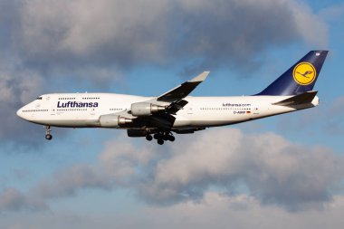 Lufthansa Boeing 747-400 D-Abvp yolcu uçağı Frankfurt havaalanına iniş