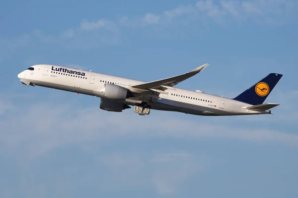 Lufthansa Airbus A350-900 D-Aixc avgång med passagerarplan vid Münchens flygplats — Stockfoto