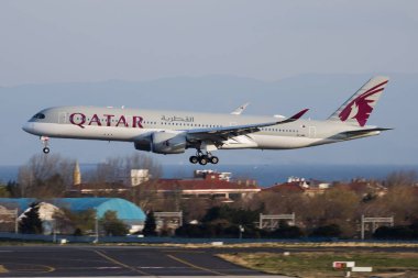 Katar Havayolları Airbus A350-900 A7 Amg yolcu uçağı İstanbul Atatürk Havalimanı 'na iniyor.