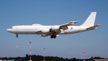 Birleşik Devletler Donanması Boeing E-6b Mercury, Riat Royal Uluslararası Hava Gösterisi 2018 'e gelen ve iniş yapan uçakları komuta ediyor.