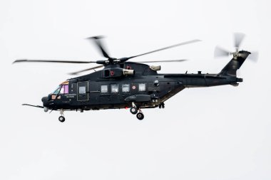 İtalyan Hava Kuvvetleri Leoanrdo Hh-101a Ceasar Mm81868 özel harekat helikopteri Riat Royal Uluslararası Hava Gösterisi için iniş ve iniş yapıyor.