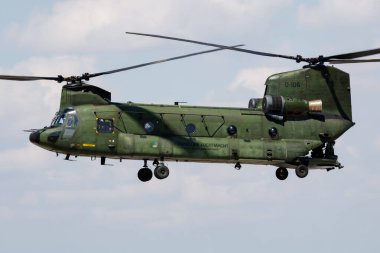 Hollanda Hava Kuvvetleri Boeing Ch-47 Chinook D-106 nakliye helikopteri Riat Royal Havayolları 2018 hava gösterisi için iniş ve iniş yaptı.