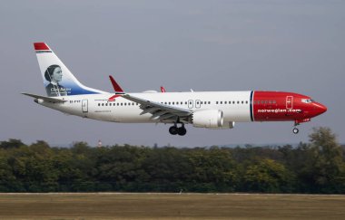 Norveç Hava Mekiği Boeing 737 Maksimum 8 Ei-Fyf yolcu uçağı Budapeşte Havalimanı 'na iniyor.