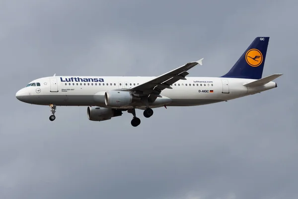 Lufthansa Airbus A320 D-Aiqc-passagerarplan som landar på Frankfurts flygplats — Stockfoto