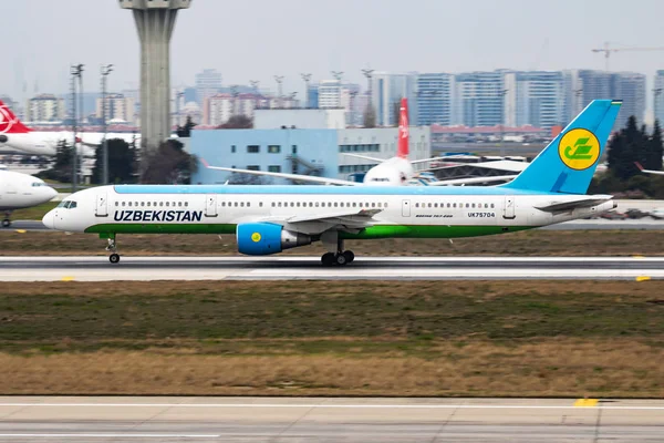 Uzbekistan Airways Boeing 757-200 UK75704 salida del avión de pasajeros en el aeropuerto de Estambul Ataturk —  Fotos de Stock