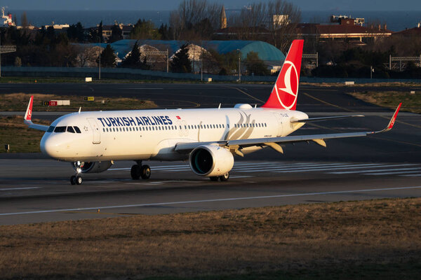 Пассажирский самолет Airbus A321 NEO TC-LSE авиакомпании Turkish Airlines приземлился в аэропорту имени Ататюрка в Стамбуле

