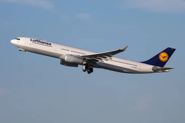 Salida del avión de pasajeros Lufthansa Airbus A330-300 D-AIKF en el aeropuerto de Munich — Foto de Stock
