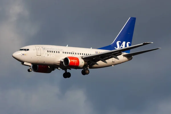 İskandinav Havayolları Boeing 737-600 Ln-Rpg yolcu uçağı Frankfurt Havaalanı'na iniş