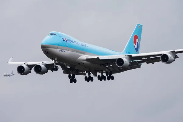 Boeing 747-400 HL7437 de Korean Air atterrissant à l'aéroport de Francfort — Photo