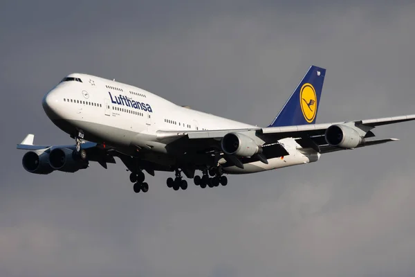 Lufthansa Boeing 747-400 D-ABVP avião de passageiros pouso no aeroporto de Frankfurt — Fotografia de Stock
