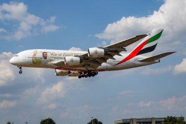 Emirates Havayolları özel Airbus A380 A6-Eua yolcu uçağı Londra Heathrow Havaalanına iniyor.