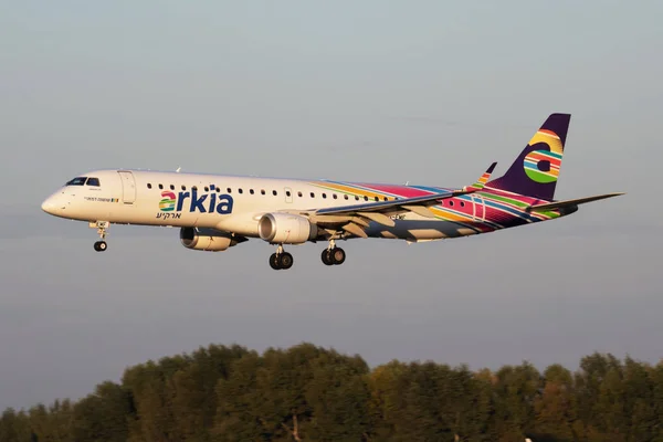 Arkia Israeli Airlines Embraer 195 4xEmf客机抵达并降落在布达佩斯机场 — 图库照片