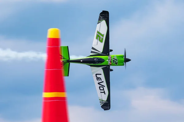 Francois le vot mit n540ha zivko edge 540 fliegen über den balaton in zamardi city für red bull air race 2019 — Stockfoto