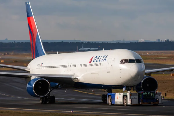 Delta Airlines Boeing 767-300 N1201P avion de passagers circulant à l'aéroport de Francfort — Photo