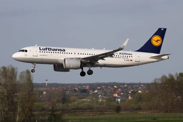 Lufthansa Airbus A320 Neo D-Ainc passagerarplan anländer och landar på Budapests flygplats — Stockfoto