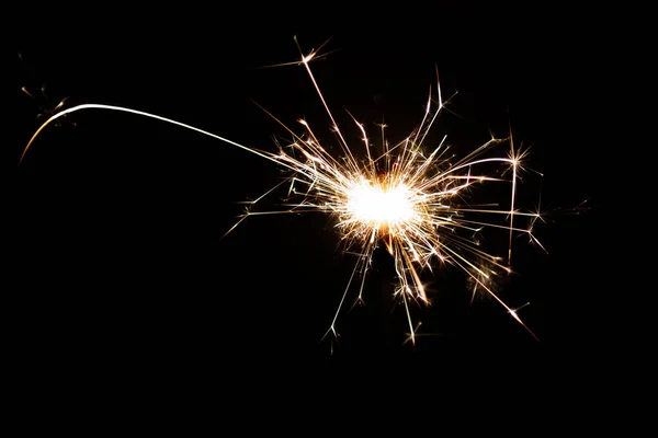 Brennen von Wunderkerzen, Feuerwerk zu Weihnachten, frohes neues Jahr — Stockfoto