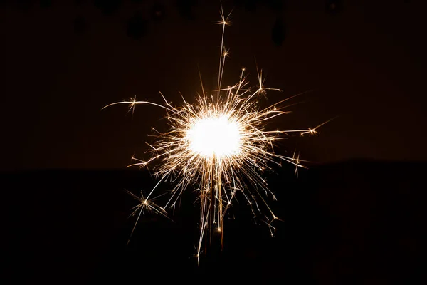 Brennen von Wunderkerzen, Feuerwerk zu Weihnachten, frohes neues Jahr — Stockfoto
