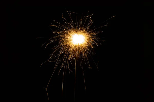 Queimando sparkler, fogos de artifício para feriados inclui Natal, feliz ano novo — Fotografia de Stock