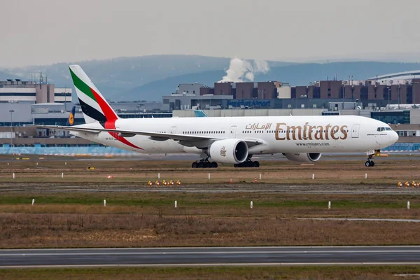 Αεροπορικές εταιρείες της Emirates Boeing 777-300er A6-Ecg επιβατικό αεροσκάφος τροχοδρόμησης στο αεροδρόμιο της Φρανκφούρτης — Φωτογραφία Αρχείου