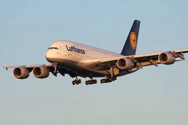 Lufthansa Airbus A380 D-AIMF avion de passagers atterrissant à l'aéroport de Francfort — Photo