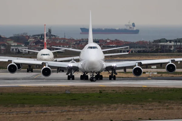 Départ de l'avion cargo Kalitta Air Boeing 747-400 N701CK à l'aéroport d'Istanbul Ataturk — Photo