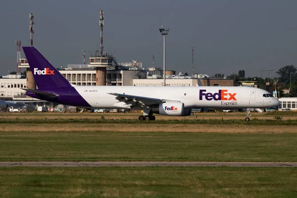 Arrivée et atterrissage de l'avion cargo FedEx Express Boeing 757-200 N915FD à l'aéroport de Budapest — Photo